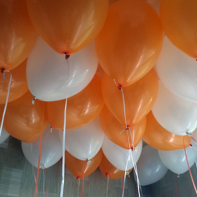 Доставка потолок шар. Оранжевый шарик. Оранжевые воздушные шары. Воздушные шарики под потолок. Шары оранжевые и белые.